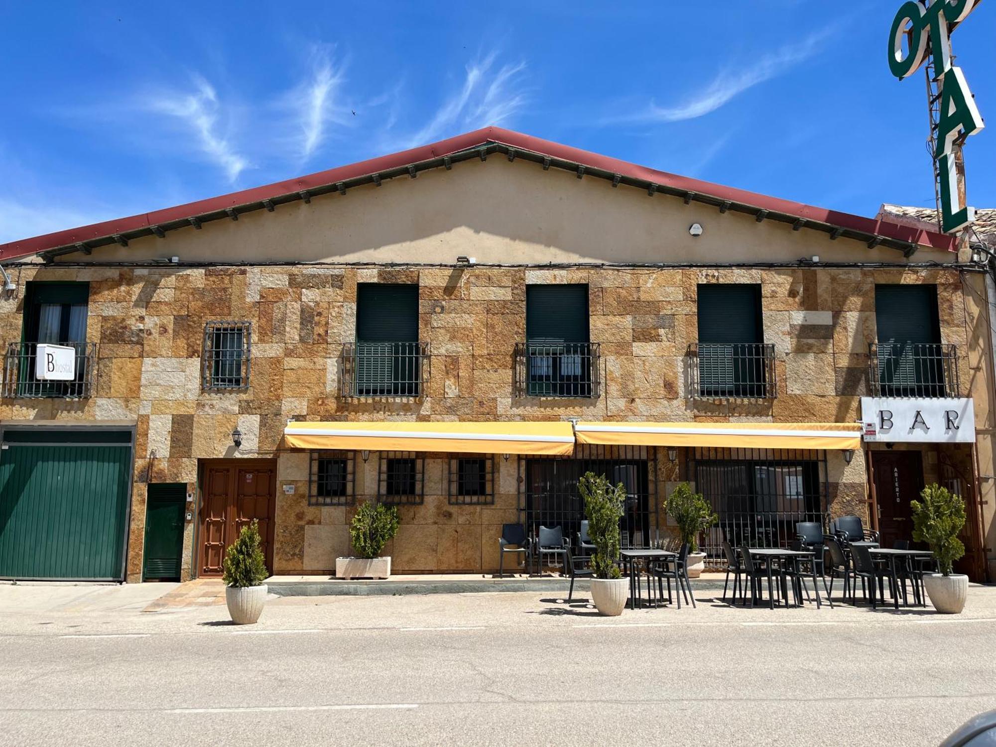 Hostal Restaurante Bustos Villarrubio Exterior foto
